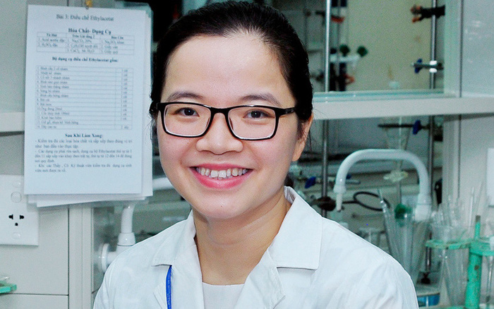 PGS.TS Trần Phương Thảo trong phòng thí nghiệm. Nữ nhà khoa học đã theo đuổi hướng tìm kiếm hoạt chất cho bệnh Alzheimer trong nhiều năm. Ảnh tư liệu: Cổng TTĐT Hội LHPN Việt Nam.