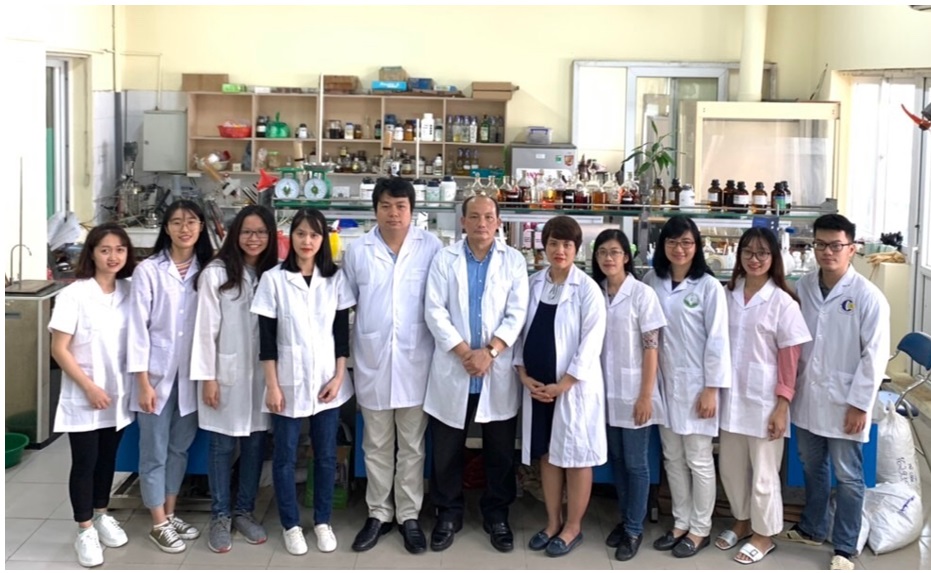 PGS.TS Trần Thị Thu Thủy (thứ tư từ phải sang) cùng nhóm nghiên cứu trong phòng thí nghiệm Hóa sinh hữu cơ. Ảnh: Viện Hóa học, Viện Hàn lâm Khoa học và Công nghệ Việt Nam.