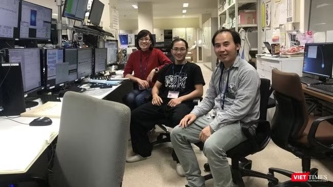 PGS.TS Nguyễn Thị Hồng Vân (bên trái) cùng các cộng sự trong nhóm nghiên cứu vật lý neutrino. Ảnh: NVCC/VietTimes.