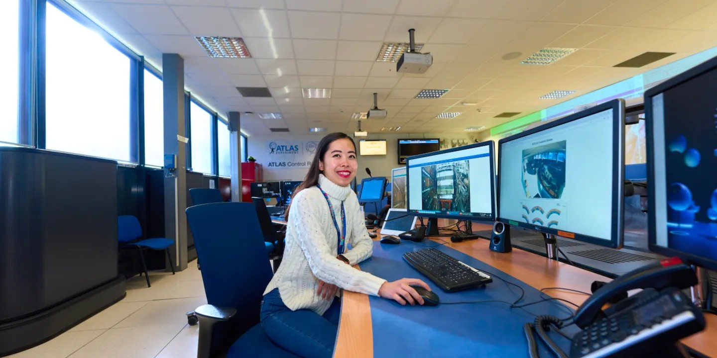 Nhà vật lý Phạm Lê Hà Thu (Joni Phạm) trong phòng điều khiển thí nghiệm ATLAS tại CERN. Ảnh: CERN.