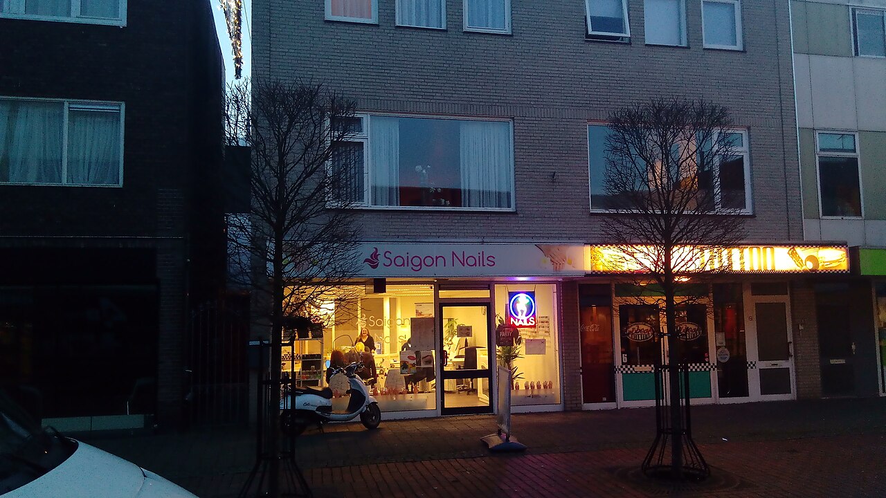 Một tiệm nail mang dấu ấn Việt tại Hoogeveen, Hà Lan. Ảnh dùng để minh họa sự hiện diện của mô hình kinh doanh nail trong cộng đồng người Việt ở nước ngoài, không phải địa điểm thuộc nghiên cứu tại Mỹ. Ảnh: Donald Trung Quoc Don/Wikimedia Commons, CC BY-SA 4.0.