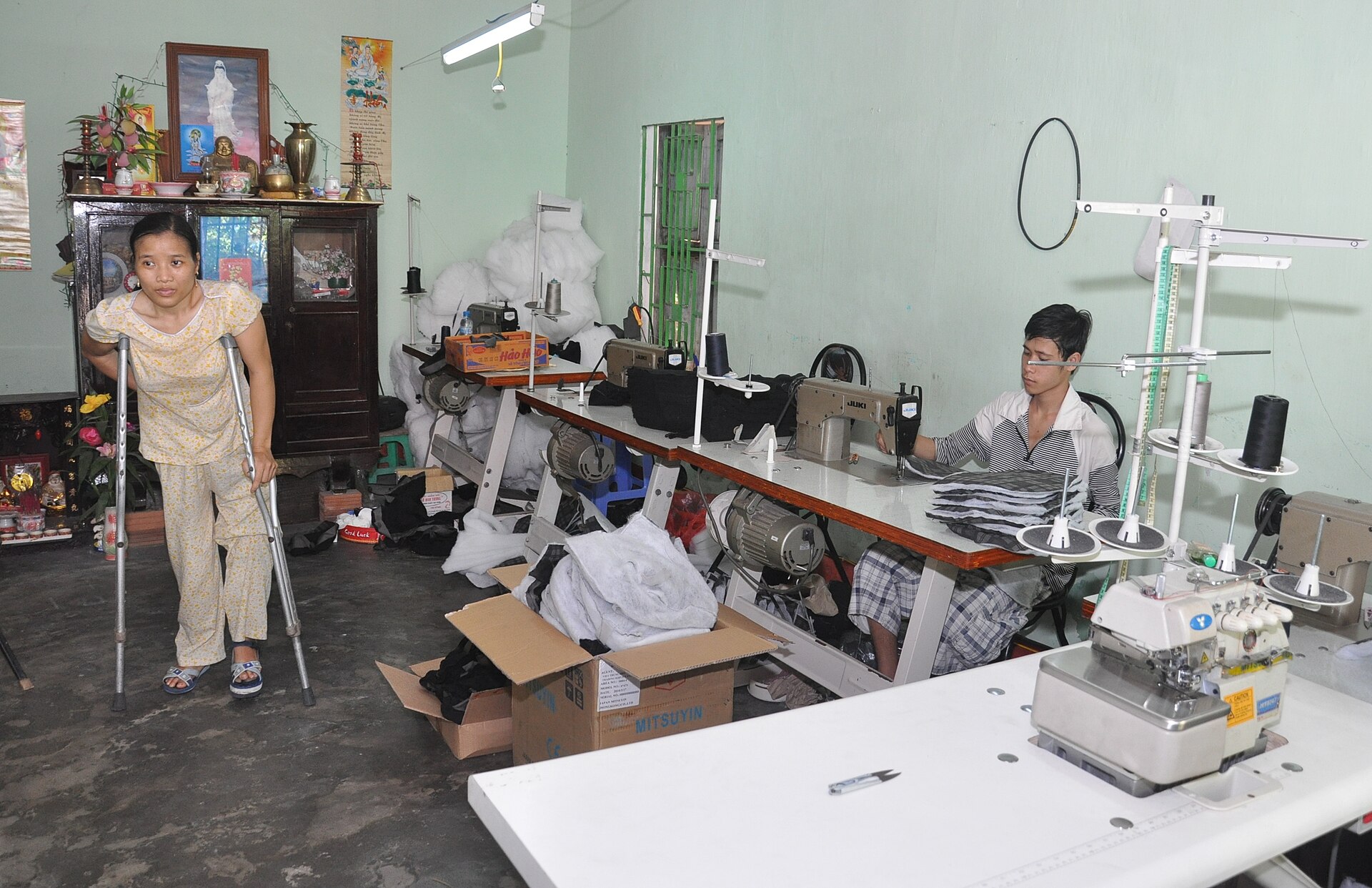 Hoạt động đào tạo kỹ năng sinh kế cho người khuyết tật tại Đà Nẵng. Chính sách trợ giúp có hiệu quả hơn khi đi cùng khả năng tiếp cận học nghề, việc làm và dịch vụ. Ảnh: Richard Nyberg/USAID Vietnam, Public Domain.