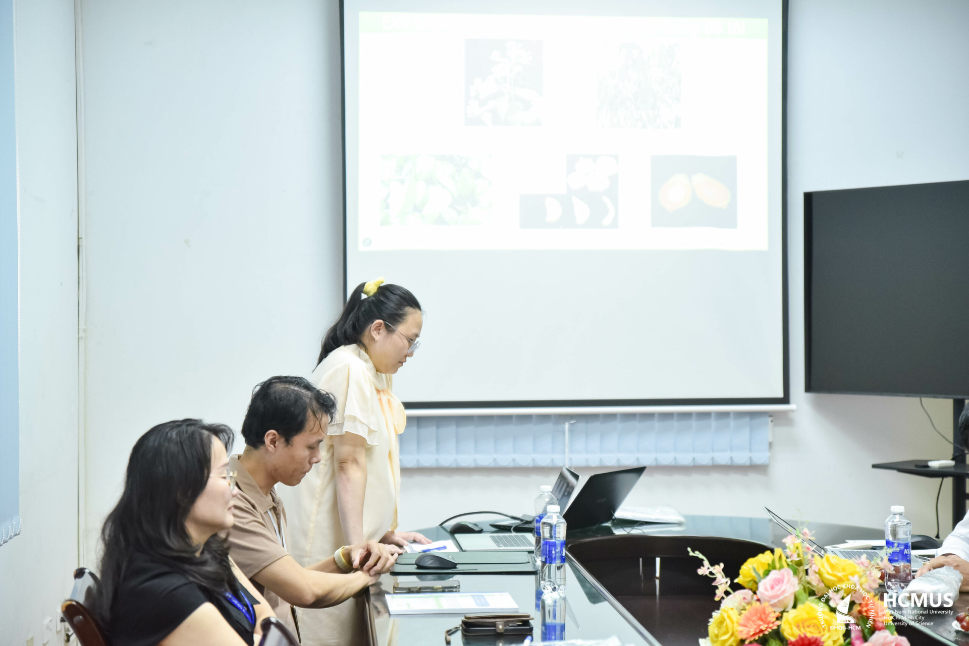 Phần trình bày của TS Vũ Thị Bạch Phượng được chiếu trên màn hình tại phiên nghiệm thu đề tài ngày 14/1/2026. Ảnh: Trường Đại học Khoa học Tự nhiên, ĐHQG-HCM.