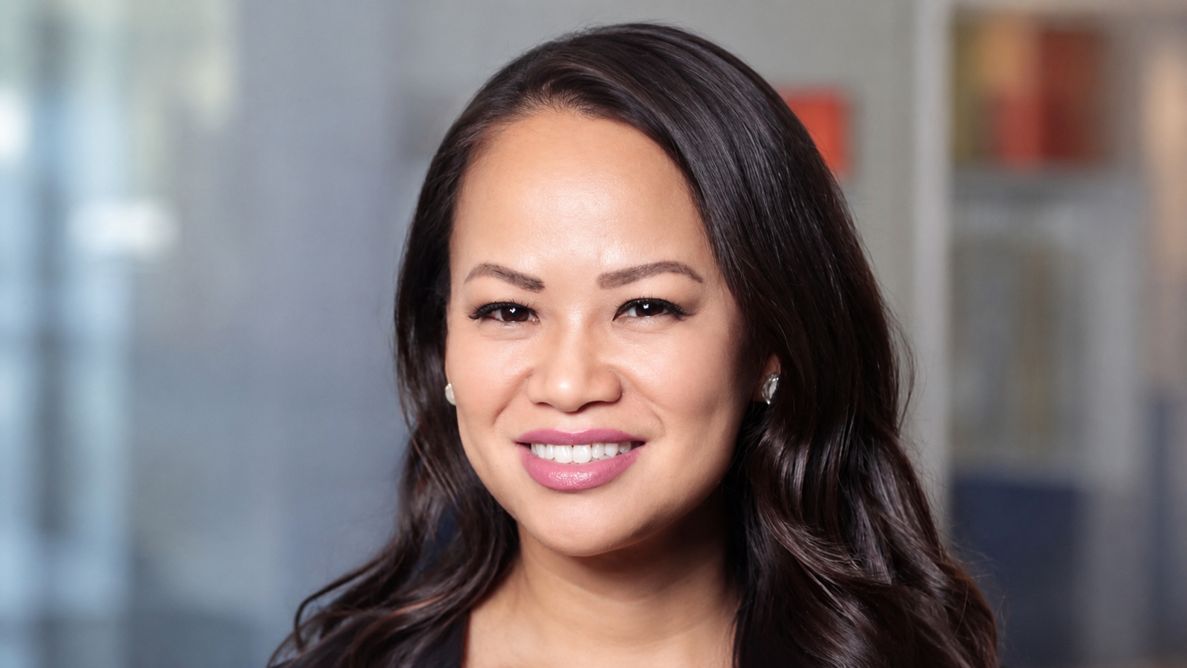 TS Anh Hoang-Lindsay có bằng tiến sĩ kỹ thuật khoa học vật liệu tại Đại học Vanderbilt, từng nghiên cứu sau tiến sĩ tại Trường Y Harvard và Bệnh viện Đa khoa Massachusetts. Ảnh: Mount Holyoke College.