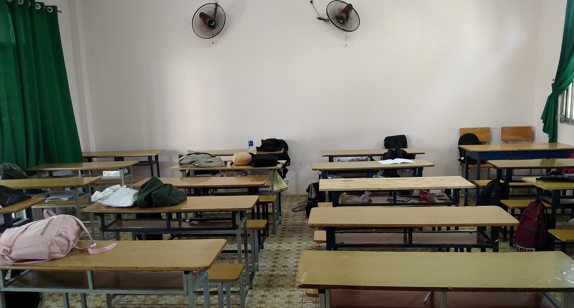 Một lớp học tại Việt Nam. Trường học có thể giúp rà soát và mời đúng nhóm tuổi, nhưng cần phương án riêng cho trẻ ngoài nhà trường. Ảnh: Phat14082005/Wikimedia Commons.