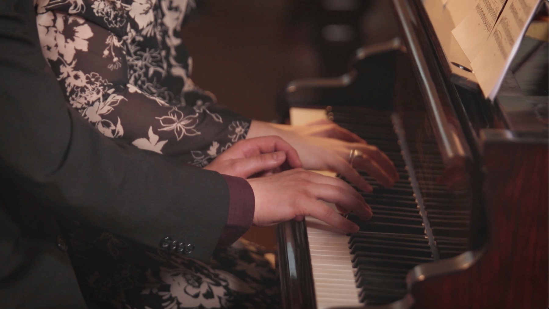 Bàn tay của các nghệ sĩ piano trên cùng một bàn phím nhưng khả năng vươn tới các quãng rộng có thể khác nhau. Ảnh: Elam Rotem/Wikimedia Commons.
