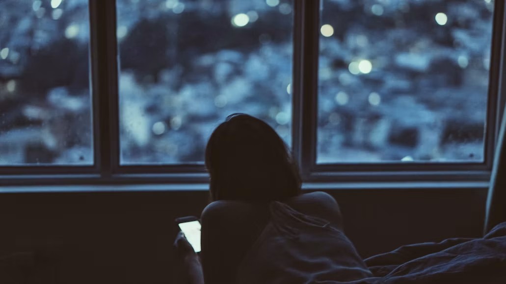 Người dùng smartphone tại TP.HCM. Sự thuận tiện của màn hình lớn còn phụ thuộc vào kích thước bàn tay và cách cầm thiết bị. Ảnh: Tony Lam Hoang/Unsplash.