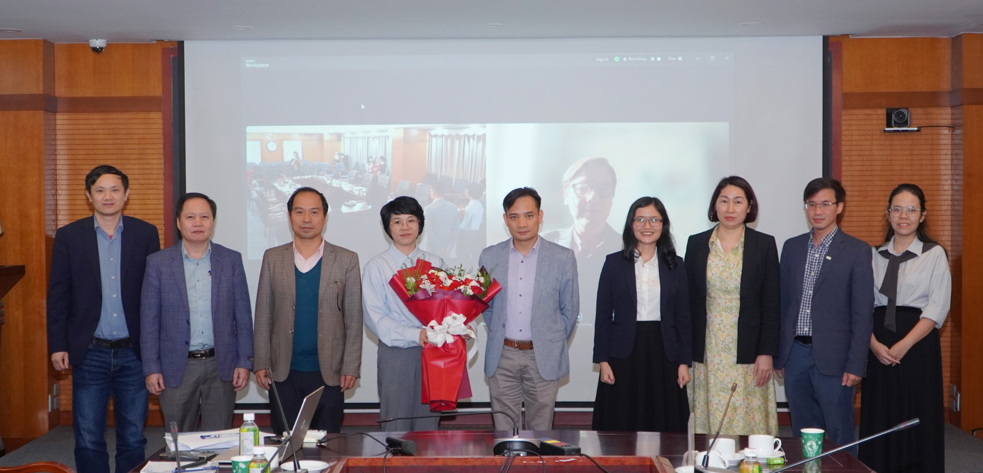 TS.BS Đinh Thị Thảo, ngồi chính giữa, cùng hội đồng và đồng nghiệp tại lễ bảo vệ luận án tiến sĩ ngày 5/11/2025. Ảnh: USTH.