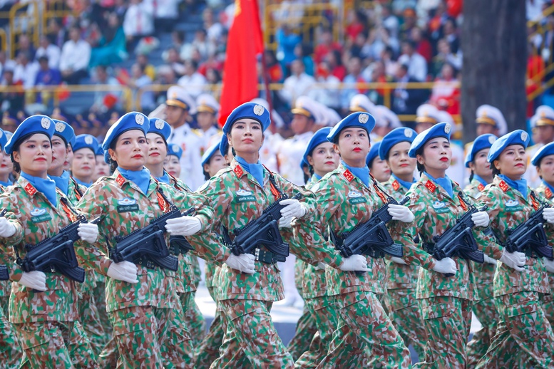 Khối nữ chiến sĩ Gìn giữ hòa bình Việt Nam trong lễ kỷ niệm 50 năm Giải phóng miền Nam, thống nhất đất nước. Ảnh: VGP/Nhật Bắc.