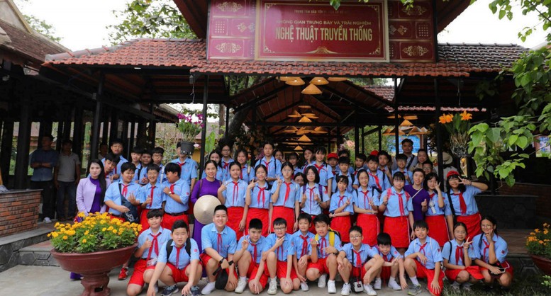 Học sinh tham quan, trải nghiệm các hoạt động di sản tại Huế. Ảnh: VGP.