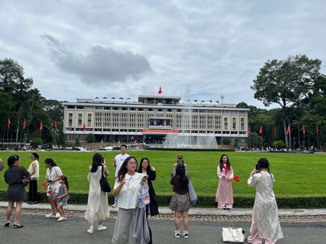 Du khách tham quan Dinh Độc Lập trong kỳ nghỉ Quốc khánh năm 2026. Ảnh: chinhphu.vn/Lê Anh.