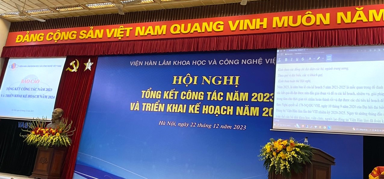 Công nghệ Adapt-TTS được trình diễn tại Hội nghị tổng kết năm 2023 của Viện Hàn lâm Khoa học và Công nghệ Việt Nam, sử dụng AI để tạo giọng đọc cá nhân hóa từ dữ liệu tiếng nói. Ảnh: Viện Hàn lâm Khoa học và Công nghệ Việt Nam.