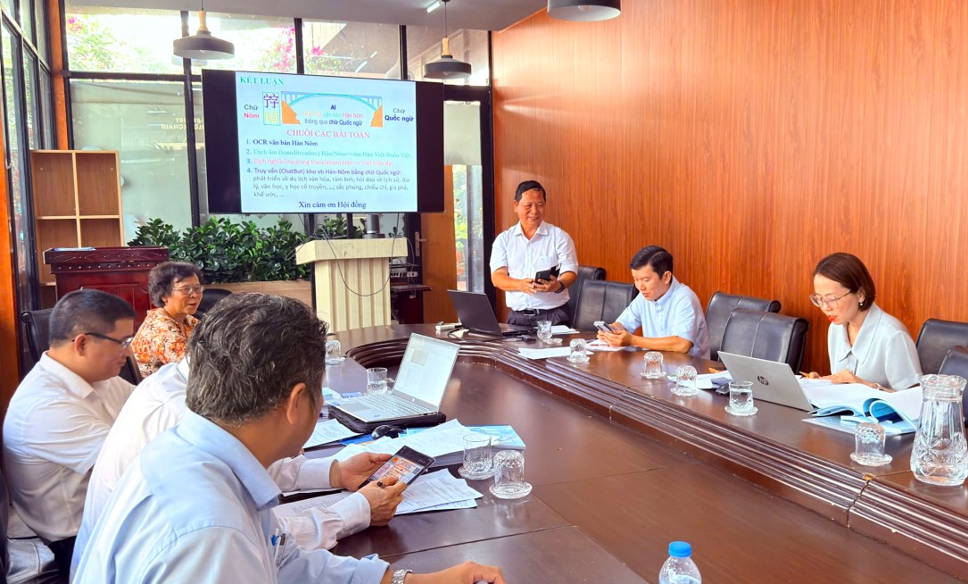Nhóm của PGS.TS Đinh Điền trình bày nghiên cứu dịch tự động Hán Nôm bằng AI. Đây không phải nhóm nghiên cứu của PGS.TS Vương Thị Hường; ảnh được sử dụng để minh họa bước chuyển từ lưu giữ tư liệu sang mở rộng khả năng tiếp cận bằng công nghệ số. Ảnh: Trung tâm Ngôn ngữ học tính toán/Phụ Nữ Mới.