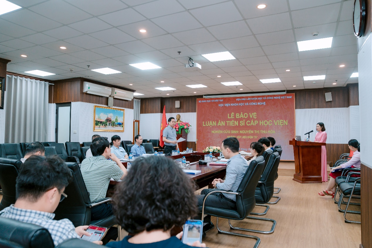 Nghiên cứu sinh Nguyễn Thị Thu Hòa trình bày kết quả nghiên cứu trước Hội đồng đánh giá luận án tại Học viện Khoa học và Công nghệ, tháng 4/2026. Ảnh: Viện Khoa học vật liệu.