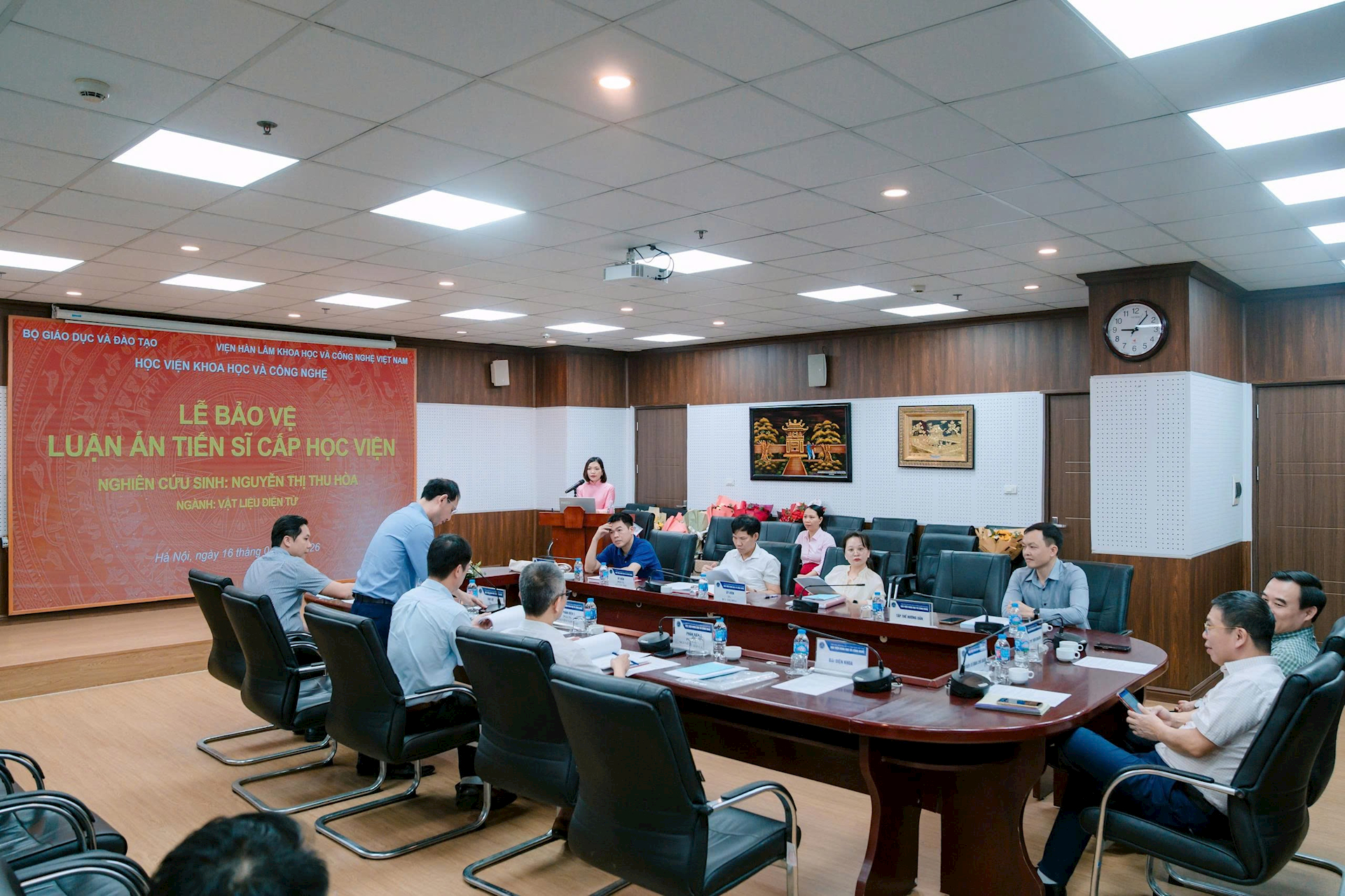 Nguyễn Thị Thu Hòa tại buổi bảo vệ luận án về vật liệu điện cực dương cho pin natri-ion. Ảnh: Viện Khoa học vật liệu.