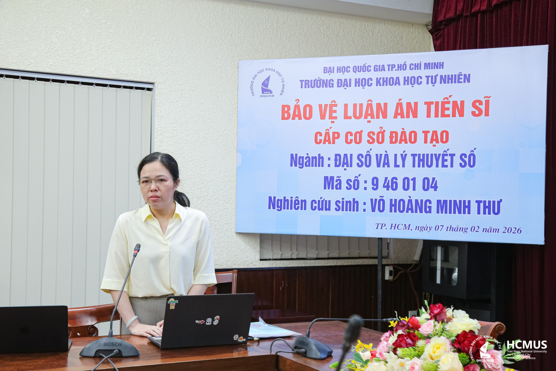 NCS Võ Hoàng Minh Thư trình bày luận án “Tính đại số trong vành chia” trước hội đồng tại Trường Đại học Khoa học Tự nhiên, ĐHQG-HCM. Ảnh: Trường Đại học Khoa học Tự nhiên, ĐHQG-HCM.