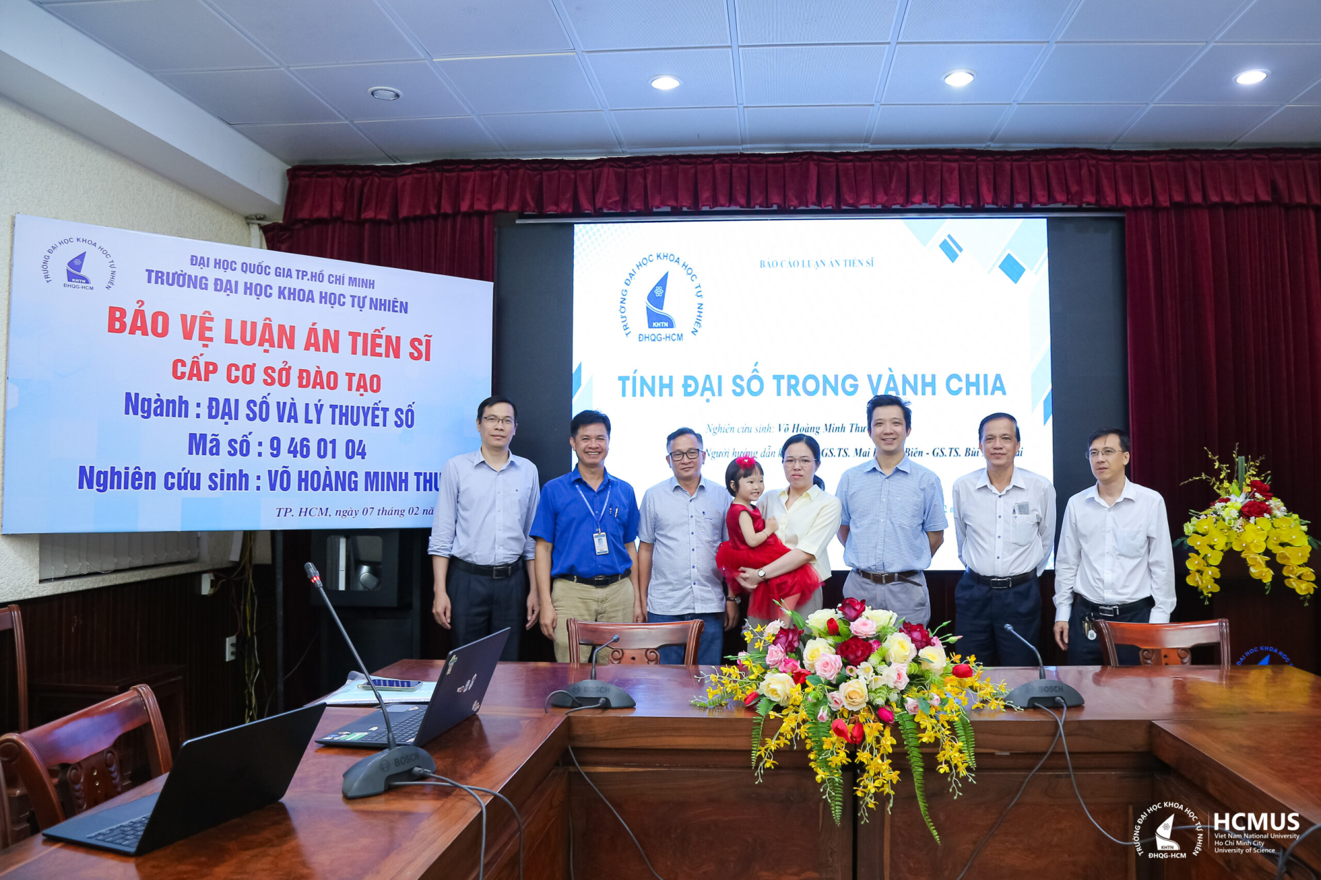Toàn cảnh buổi bảo vệ luận án của NCS Võ Hoàng Minh Thư ngày 7/2/2026. Hội đồng đánh giá luận án đạt yêu cầu về nội dung khoa học và hình thức. Ảnh: Trường Đại học Khoa học Tự nhiên, ĐHQG-HCM.
