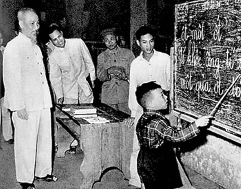 Chủ tịch Hồ Chí Minh thăm một lớp Bình dân học vụ. Ảnh tư liệu/Báo Điện tử Chính phủ.
