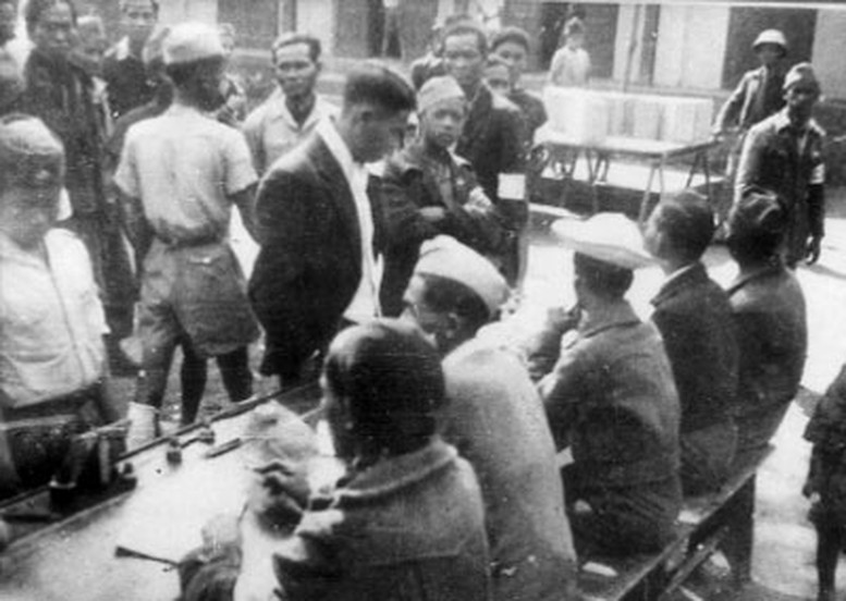 Cử tri thực hiện quyền công dân trong cuộc Tổng tuyển cử đầu tiên năm 1946. Ảnh tư liệu/Báo Điện tử Chính phủ.