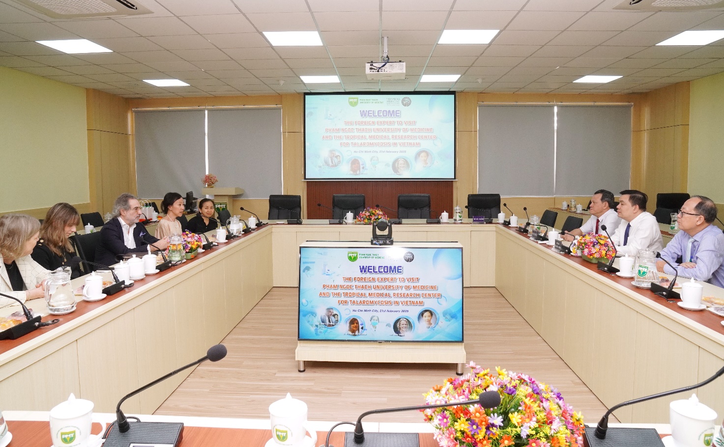 PGS.TS Ngô Thị Hoa (ngoài cùng bên trái) và PGS.TS.BS Lê Thùy (thứ ba từ trái sang) tại buổi làm việc về dự án nấm Talaromycosis, Trường Đại học Y khoa Phạm Ngọc Thạch, ngày 21/2/2025. Nguồn: Trường Đại học Y khoa Phạm Ngọc Thạch.