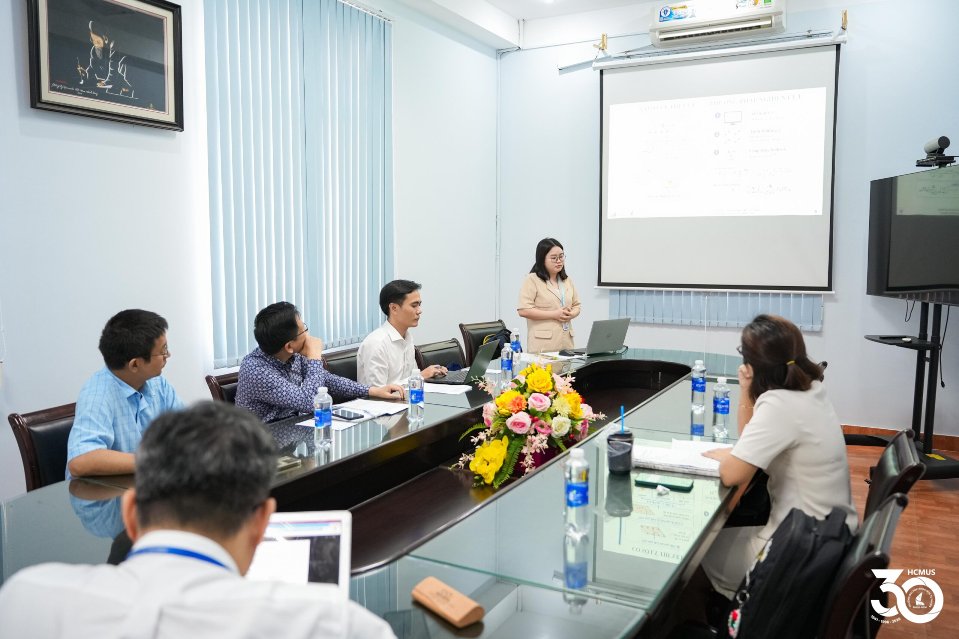 Hội đồng nghiệm thu đề tài nghiên cứu hiệu ứng Hall dị thường của vật liệu sắt từ bằng mô phỏng nguyên lý thứ nhất. Ảnh: Trường Đại học Khoa học Tự nhiên, ĐHQG-HCM.