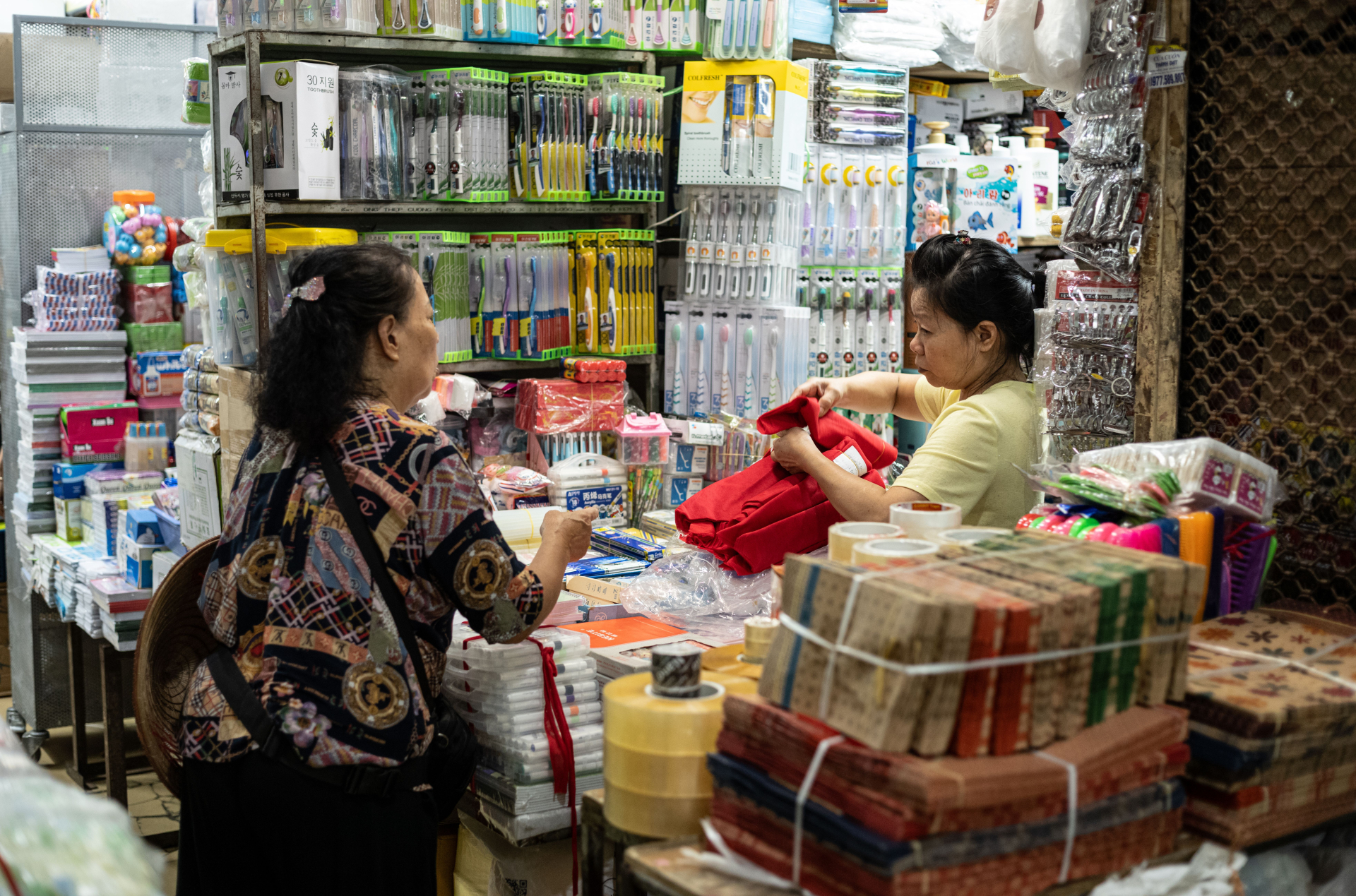 Hoạt động mua bán tại chợ Đồng Xuân, Hà Nội. Ảnh minh họa cho bối cảnh kinh tế đời sống, không phải nhân vật trong số liệu của bài. Ảnh: Lucas Tran/Pexels.