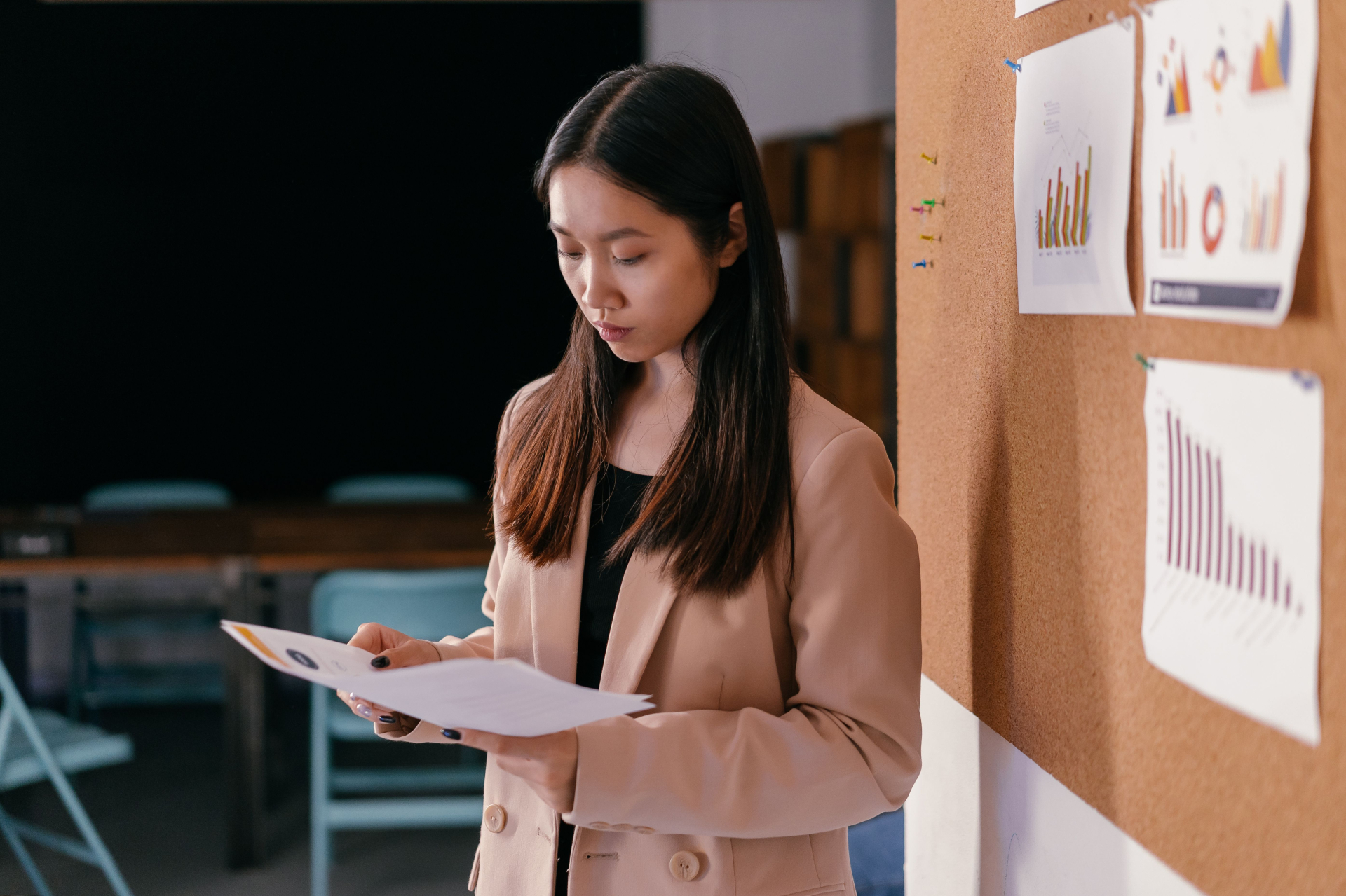 Người lao động xem xét báo cáo và dữ liệu trong quá trình làm việc. Ảnh minh họa: Mikhail Nilov/Pexels.