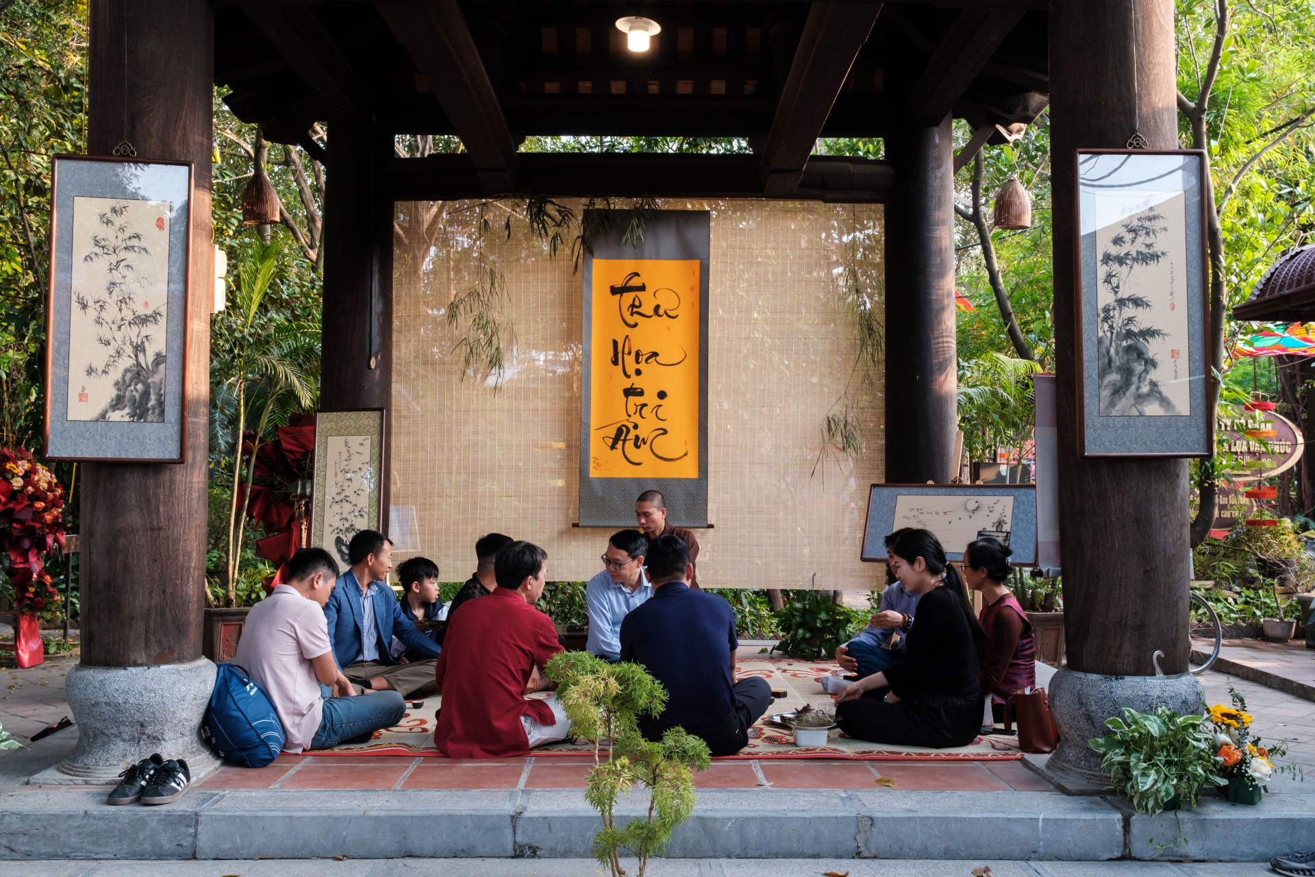 Người dân tham gia một hoạt động văn hóa tại Hà Nội. Ảnh minh họa: Nghĩa Văn/Pexels.