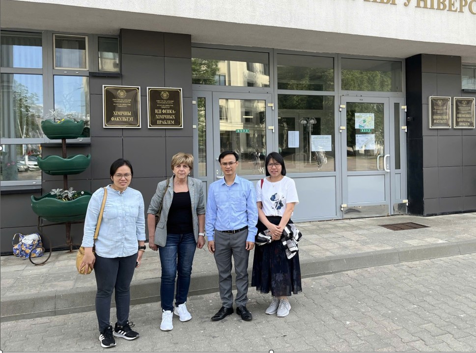 TS Lê Thị Mỹ Hạnh cùng nhóm nghiên cứu làm việc tại Khoa Hóa học, Đại học Quốc gia Belarus trong quá trình hợp tác nghiên cứu về vật liệu màng, tháng 6/2023. Ảnh: VAST.