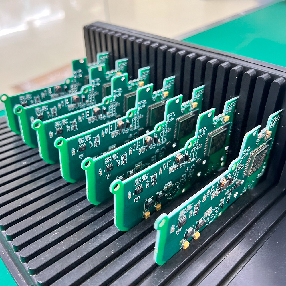 Bo mạch của thiết bị Enfarm trong quá trình sản xuất phần cứng. Ảnh: Enfarm.