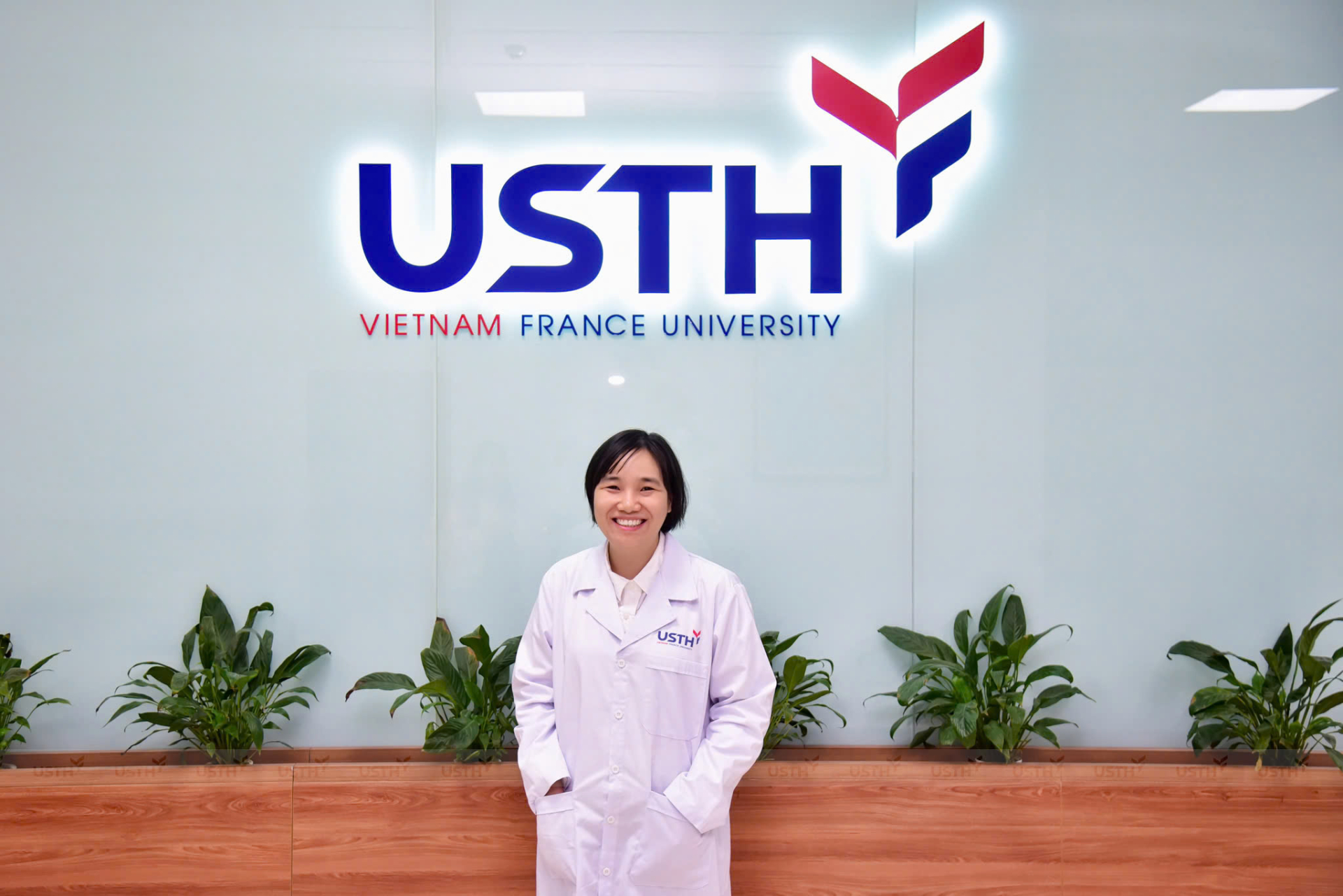 PGS.TS. Nguyễn Hồng Vân, giảng viên Trường Đại học Khoa học và Công nghệ Hà Nội, theo đuổi nghiên cứu các hệ đưa thuốc tiên tiến. Ảnh: USTH.