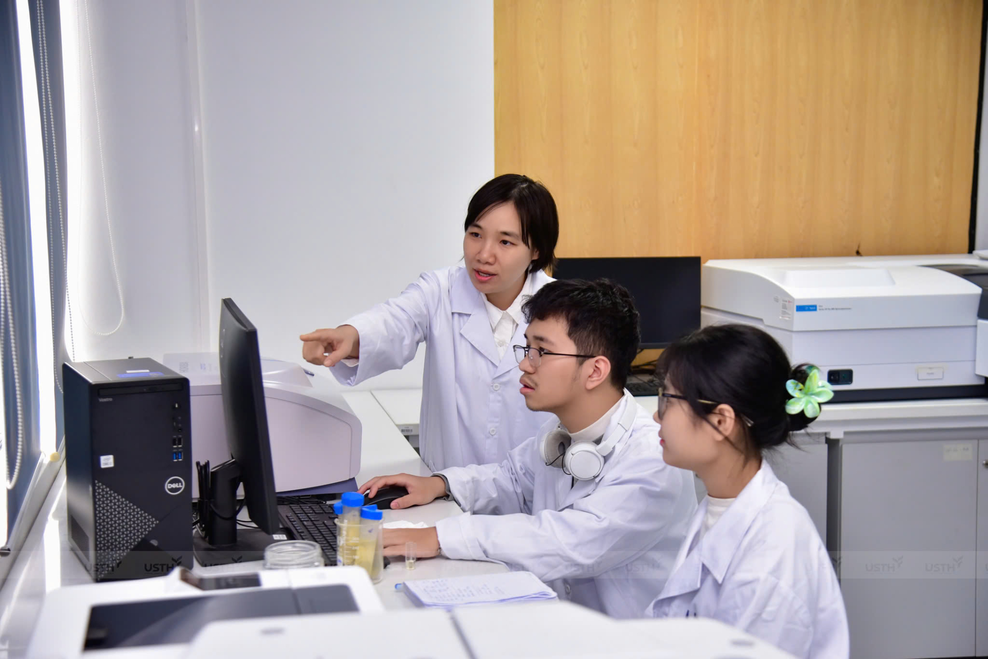 Hoạt động giảng dạy của PGS.TS. Nguyễn Hồng Vân tại Trường Đại học Khoa học và Công nghệ Hà Nội. Ảnh: USTH.
