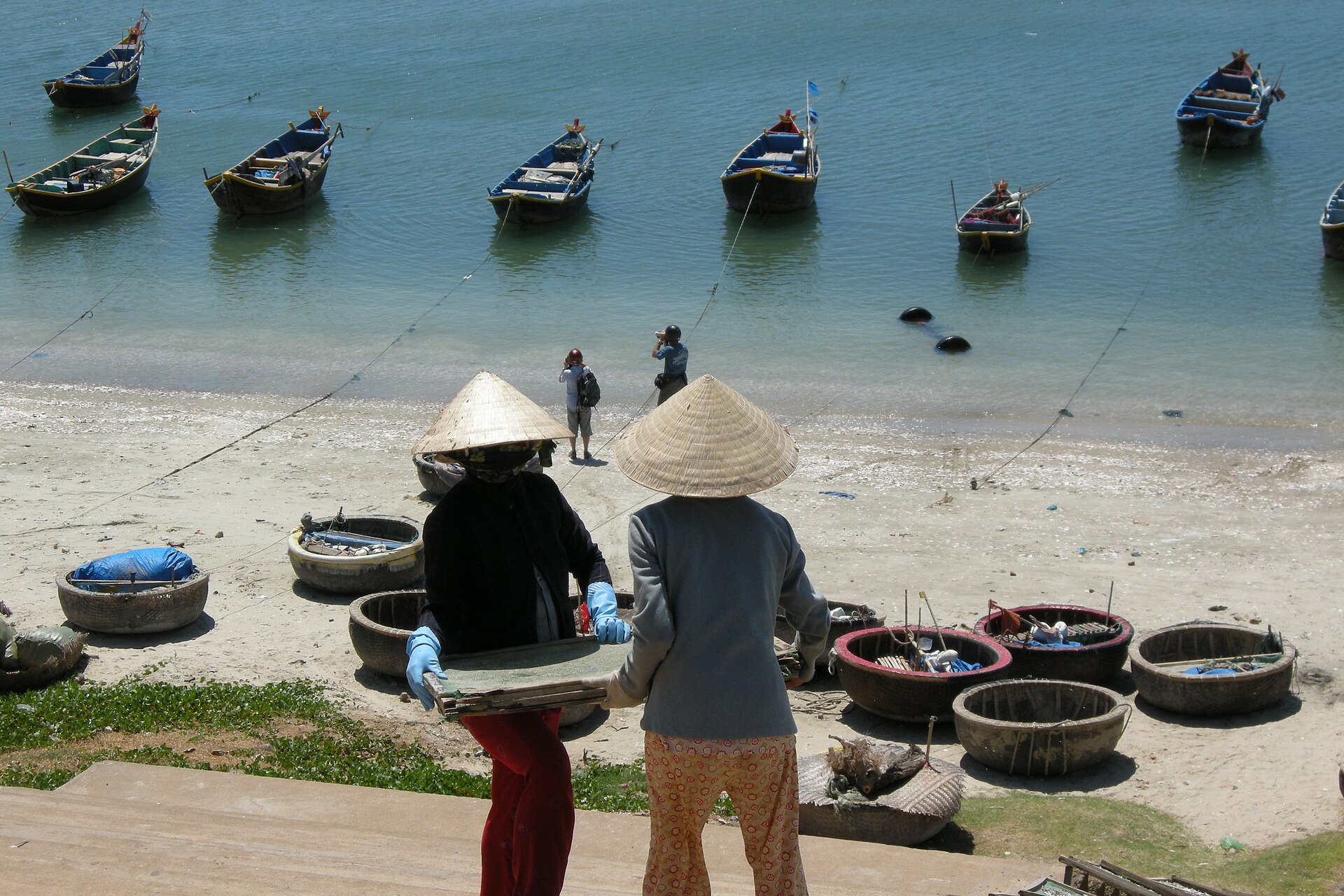 Phụ nữ làm việc tại làng chài Mũi Né, Bình Thuận. Ảnh tư liệu minh họa bối cảnh nghề cá Việt Nam.