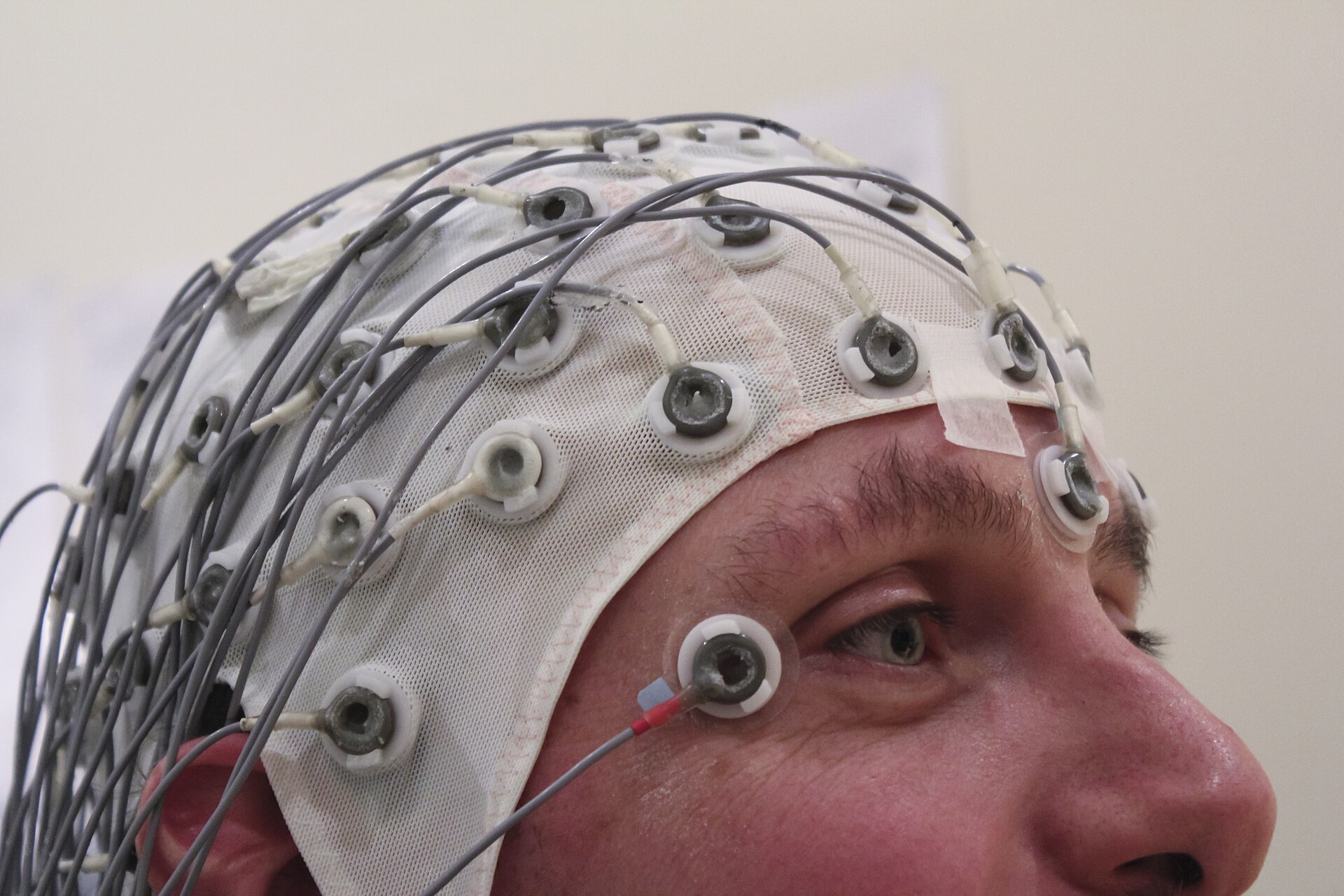 Mũ EEG giữ các điện cực ở vị trí cần thiết trong quá trình ghi hoạt động điện của não. Ảnh minh họa: Chris Hope/Wikimedia Commons, CC BY 2.0; ảnh có thể được cắt khung.