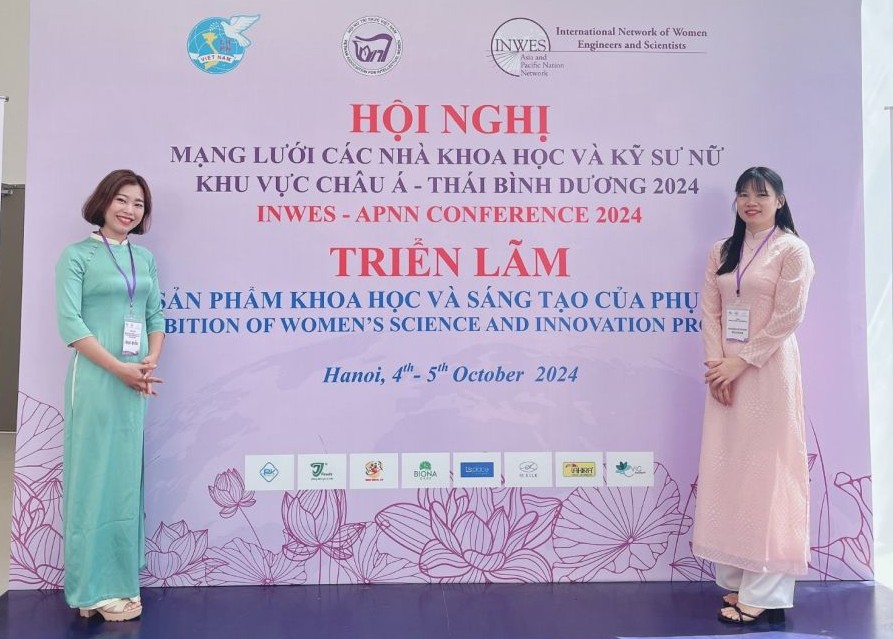 ThS. Nguyễn Thị Thùy Duyên (bên trái) và ThS. Trương Thị Giang (bên phải) tại Hội nghị INWES–APNN 2024. Ảnh: DNTU.