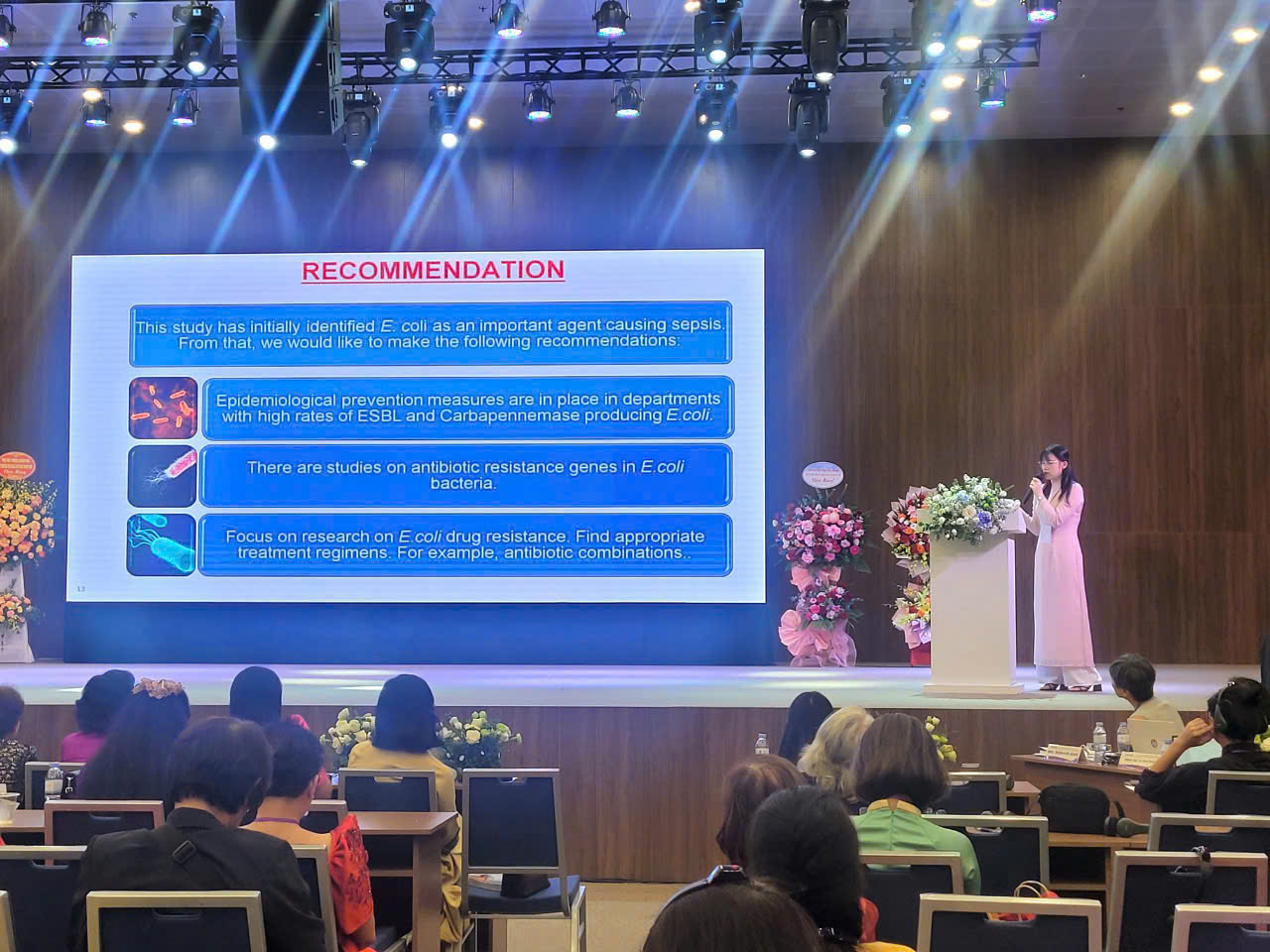   ThS. Trương Thị Giang báo cáo tại phiên chuyên đề “Sức khỏe và môi trường” của Hội nghị INWES–APNN 2024. Ảnh: DNTU.  