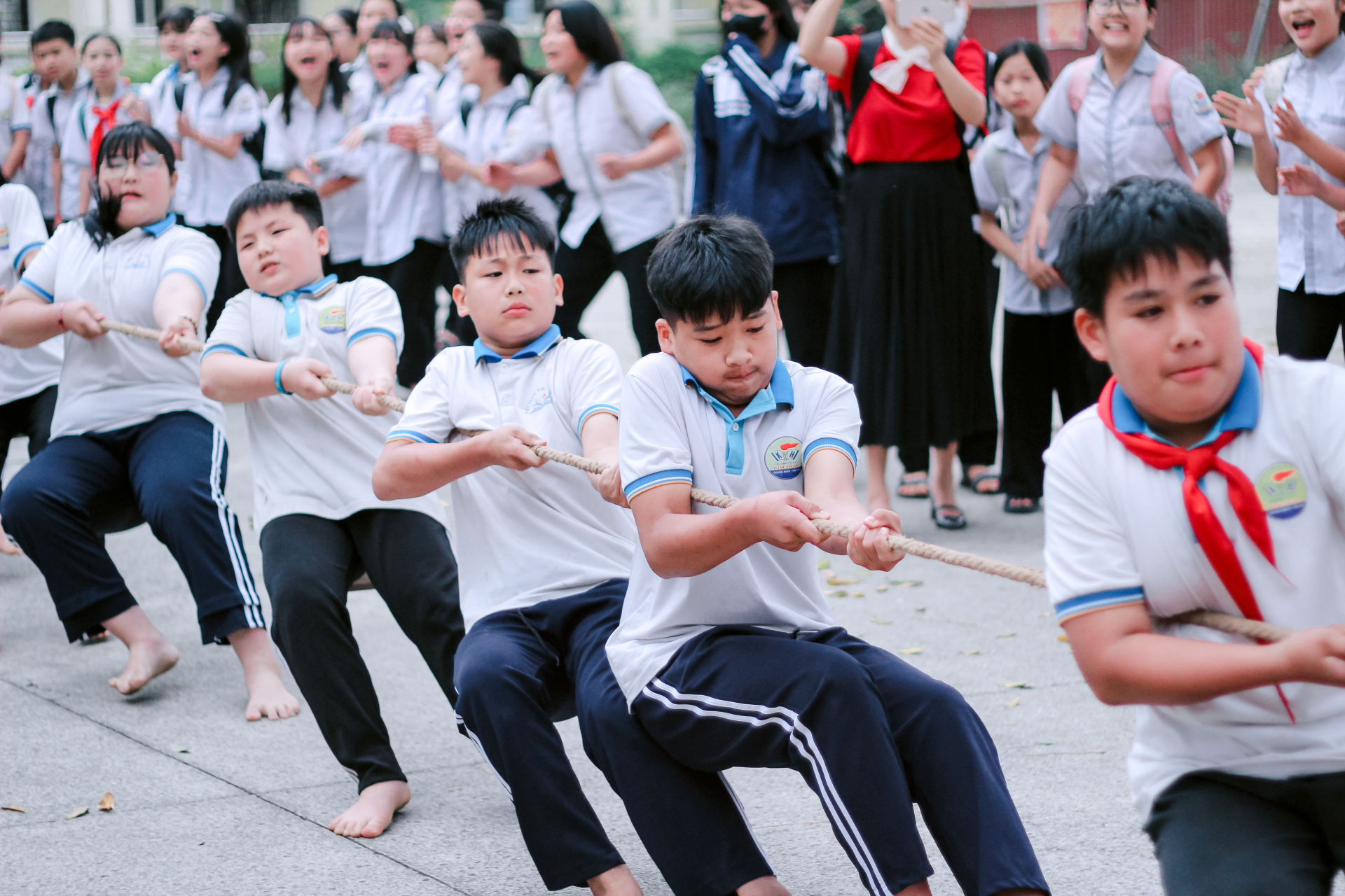 Một sân trường có nhiều hình thức vận động giúp trẻ có thêm lựa chọn thay vì phụ thuộc vào một loại hoạt động duy nhất.