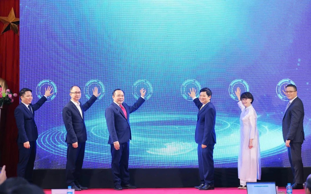 Các đại biểu thực hiện nghi thức bấm nút khai trương Trung tâm quốc gia hỗ trợ sản xuất thử chip bán dẫn. Ảnh: Bộ KH&CN.