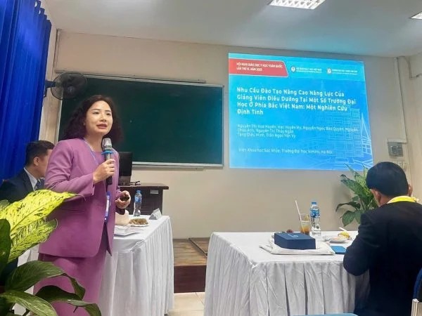 TS. Nguyễn Thị Hoa Huyền trình bày nghiên cứu tại Hội nghị Giáo dục Y học Toàn quốc lần thứ IX năm 2025. Ảnh: VinUniversity.