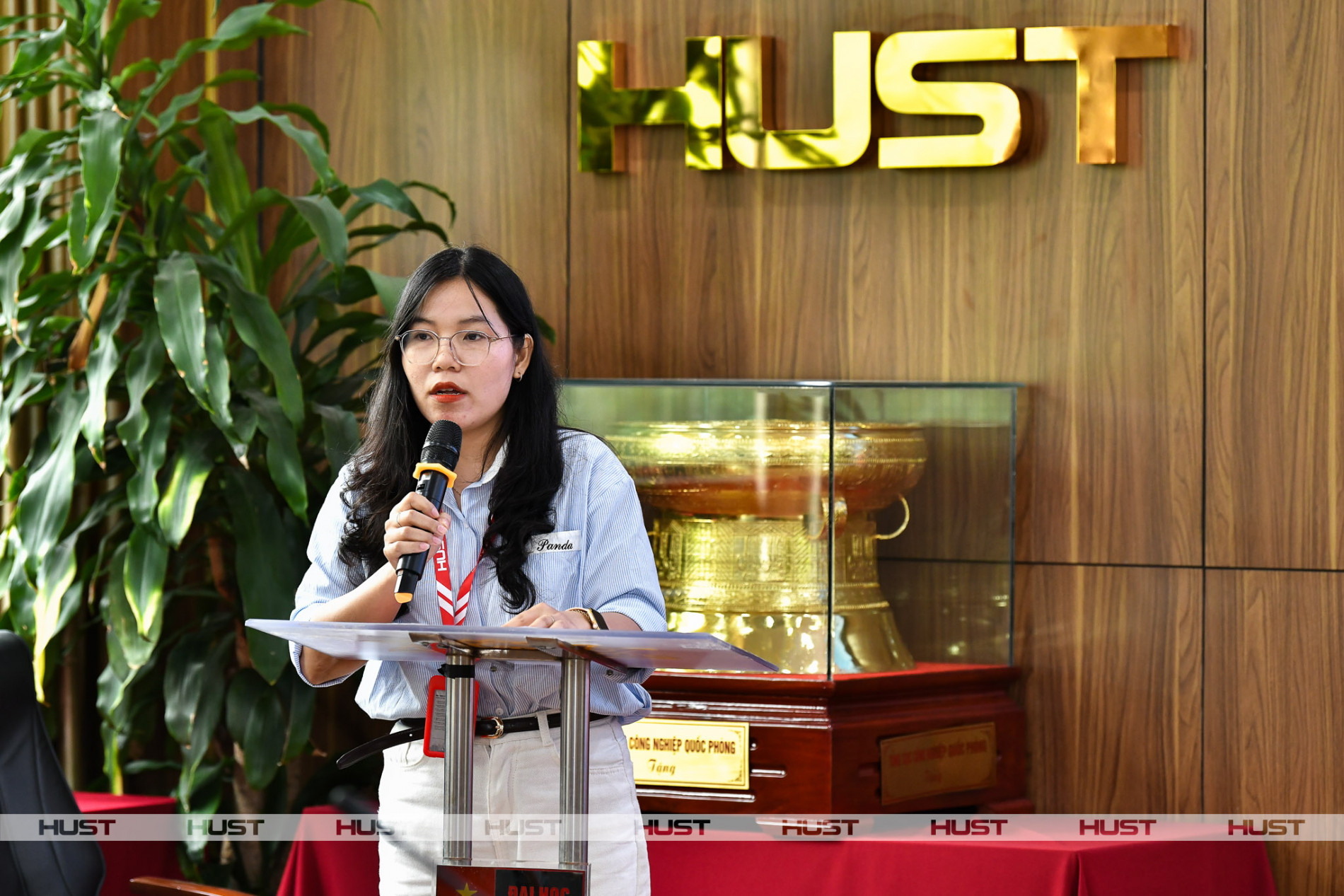 NCS Nguyễn Thị Thanh Tuyền đại diện học viên sau đại học phát biểu tại Đại học Bách khoa Hà Nội trong năm học 2025–2026.