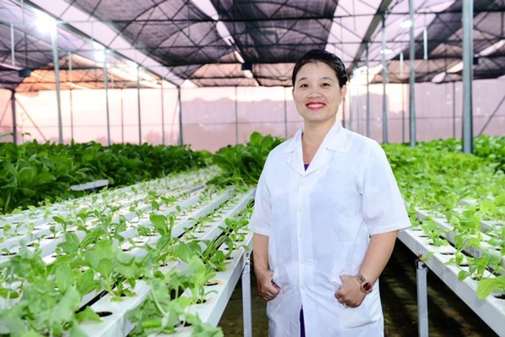 TS Phạm Thị Thu Hà tại Vườn thực nghiệm nông nghiệp thông minh của Trường Đại học Tôn Đức Thắng. Ảnh: TDTU.