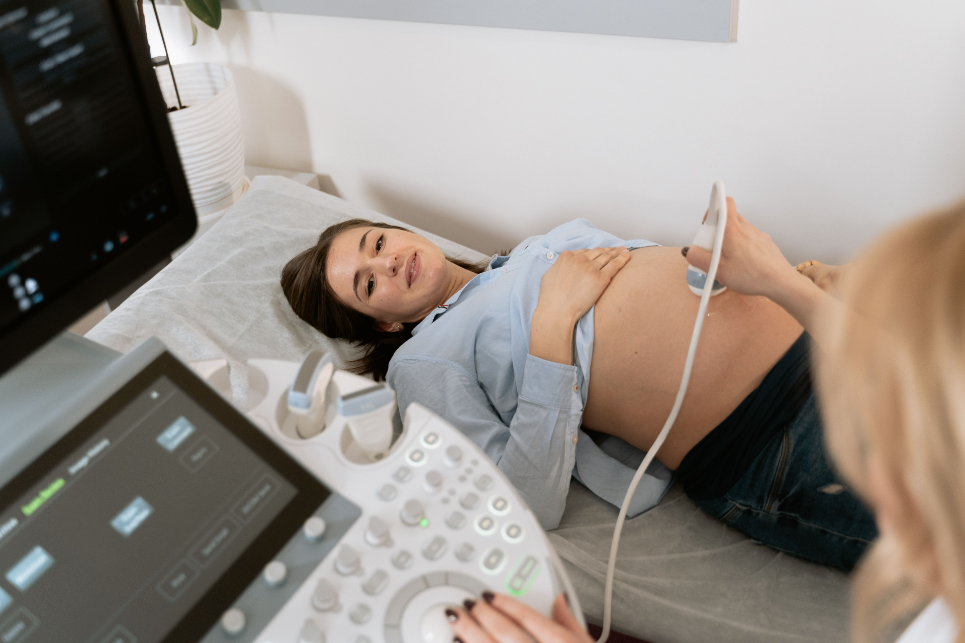 Khuyến nghị chăm sóc trước sinh của WHO không đồng nghĩa trực tiếp với số lần người lao động được nghỉ việc hưởng chế độ BHXH. Ảnh minh họa: MART PRODUCTION/Pexels.
