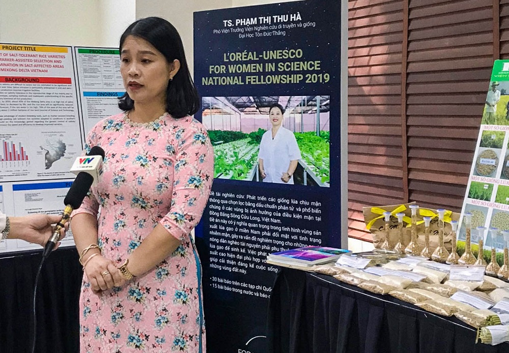 TS Phạm Thị Thu Hà giới thiệu hoạt động nghiên cứu về giống cây trồng tại một sự kiện khoa học. Ảnh: TDTU.