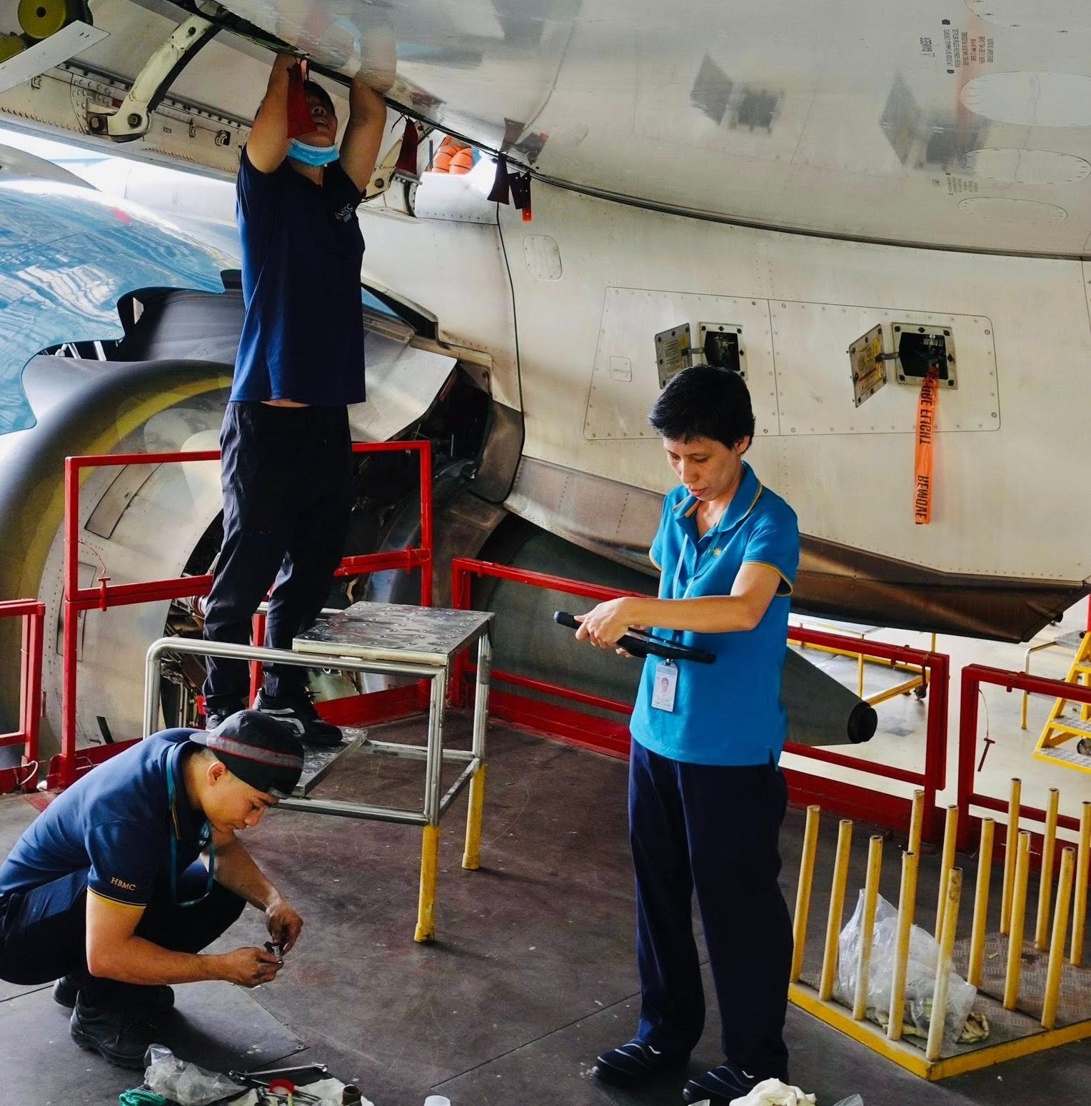 Kỹ sư Thái Bảo Trâm, Trung tâm Phục vụ Bảo dưỡng, Công ty TNHH MTV Kỹ thuật máy bay VAECO. Chị là người chủ trì nhiều sáng kiến cải tiến phục vụ công tác kỹ thuật tàu bay. Ảnh: NVCC/VAECO.