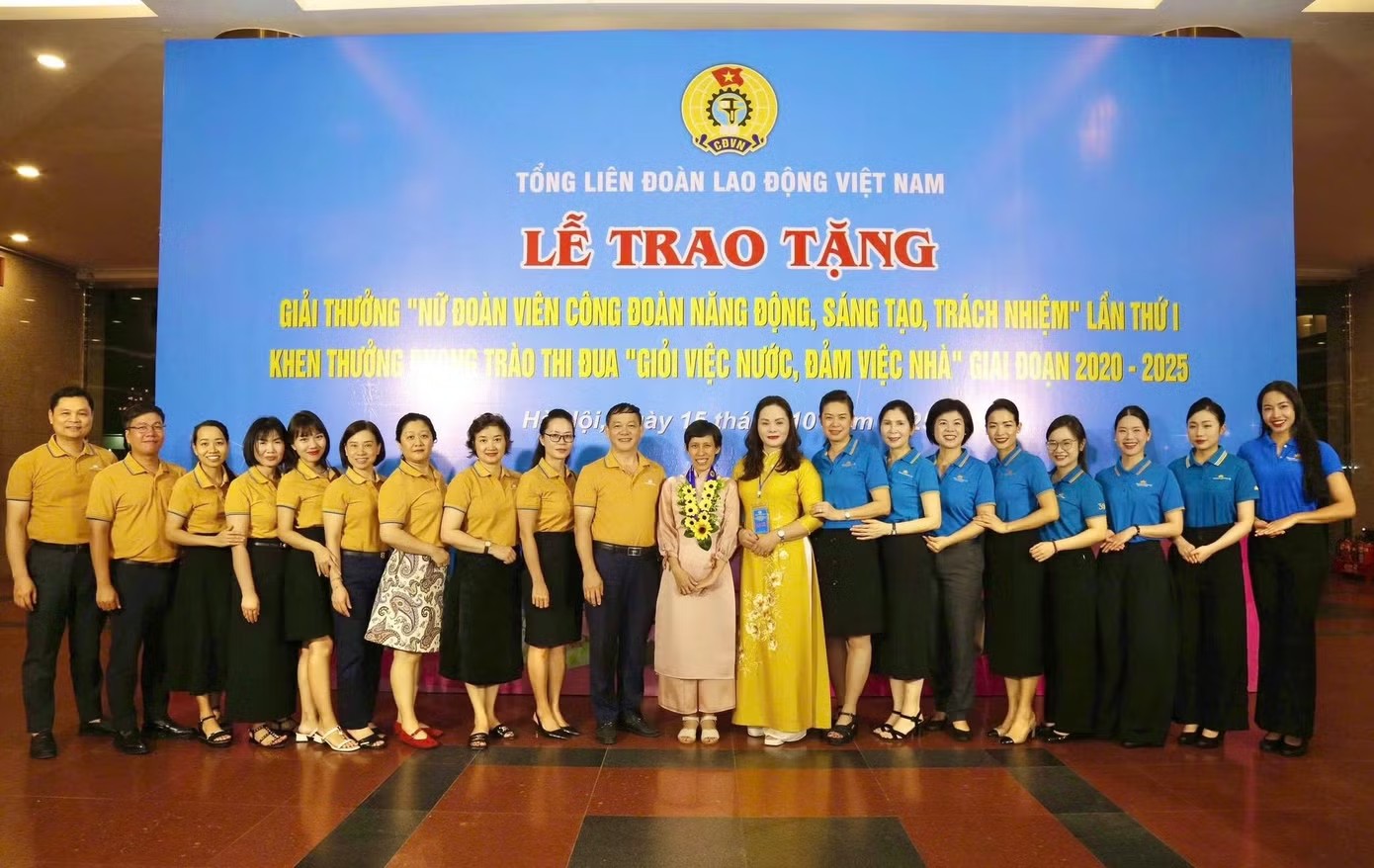 Kỹ sư Thái Bảo Trâm được tuyên dương với Giải thưởng “Nữ đoàn viên công đoàn năng động, sáng tạo, trách nhiệm”. Ảnh: NVCC.