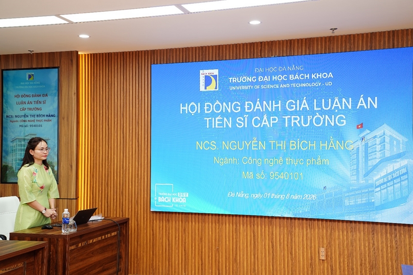 NCS Nguyễn Thị Bích Hằng trình bày tại Hội đồng đánh giá luận án tiến sĩ cấp Trường, ngành Công nghệ thực phẩm, Trường Đại học Bách khoa – Đại học Đà Nẵng. Ảnh: Trung tâm Học liệu và Truyền thông, Trường Đại học Bách khoa – Đại học Đà Nẵng.