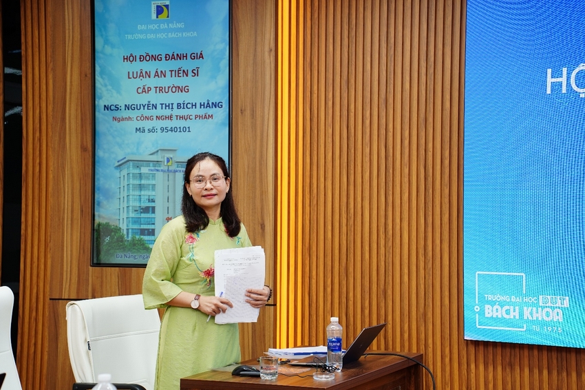 NCS Nguyễn Thị Bích Hằng tại buổi bảo vệ luận án tiến sĩ ngành Công nghệ thực phẩm tại Trường Đại học Bách khoa, Đại học Đà Nẵng, ngày 1/8/2026. Ảnh: Trung tâm Học liệu và Truyền thông, Trường Đại học Bách khoa – Đại học Đà Nẵng.