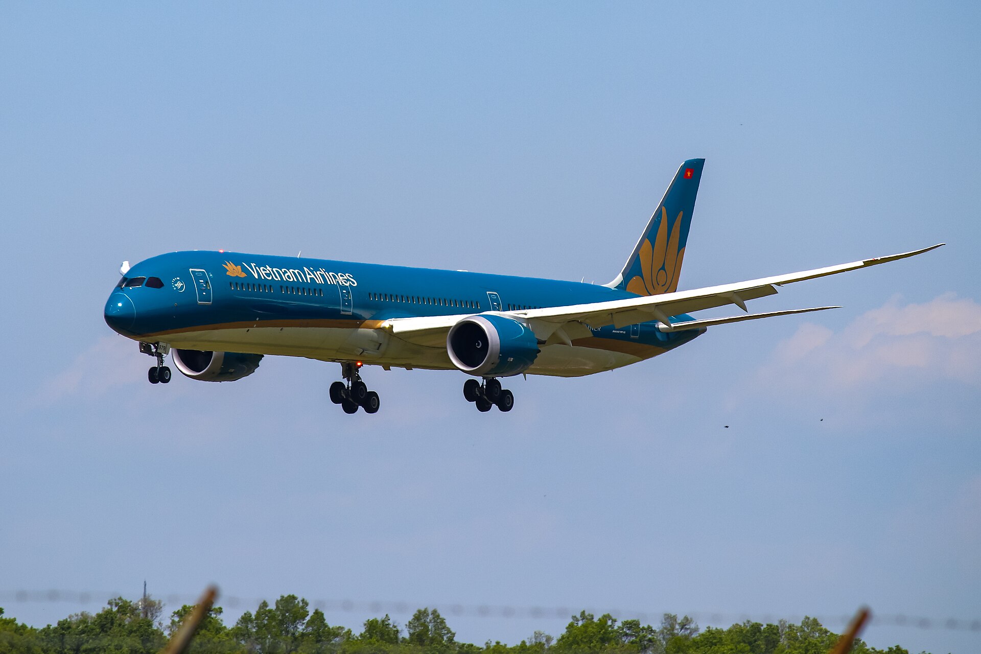 Boeing 787-10 trong đội bay Vietnam Airlines. Cải tiến thiết bị bảo dưỡng giúp đơn vị kỹ thuật tận dụng hạ tầng sẵn có thay vì phải đầu tư mới toàn bộ hệ thống chuyên dụng. Ảnh: Dylan T/Wikimedia Commons, CC BY 2.0.