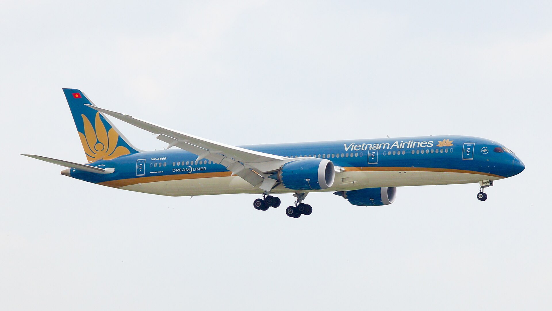 Boeing 787-9 của Vietnam Airlines tại sân bay Tân Sơn Nhất. Sáng kiến của Thái Bảo Trâm cải tiến cụm dock vốn dùng cho B777 để phục vụ công việc bảo dưỡng động cơ B787. Ảnh: Prenn/Wikimedia Commons, CC BY-SA 4.0.