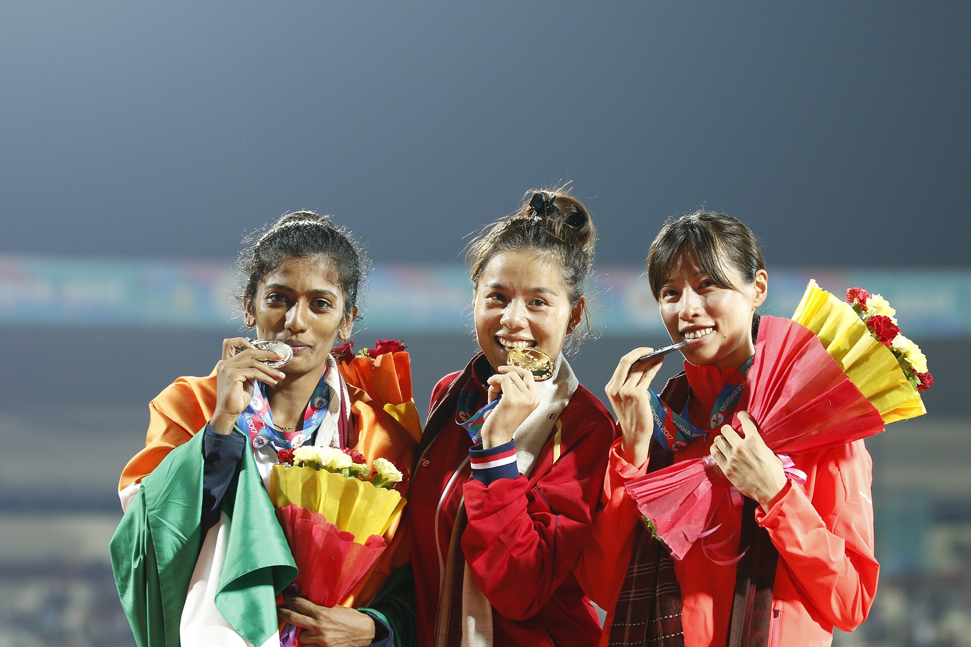 Nguyễn Thị Huyền (giữa) cùng Anu Raghavan (trái) và Sayaka Aoki sau nội dung 400m rào nữ tại Giải vô địch điền kinh châu Á 2017. Sau khi sinh con, nữ vận động viên Việt Nam đã trở lại thi đấu đỉnh cao và tiếp tục giành HCV SEA Games. Ảnh: 22nd Asian Athletics Championships/Wikimedia Commons.
